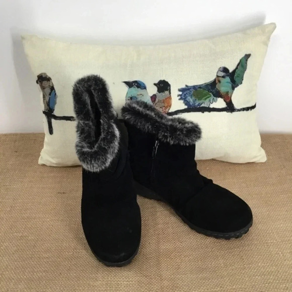 Khombu Women’s Lindsey Suede Ankle Boots - Picture 1 of 10